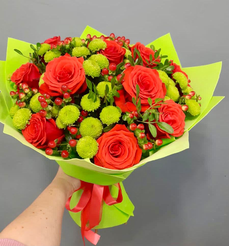 Букет цветов из: Хризантемы и Розы в Красный Профинтерн