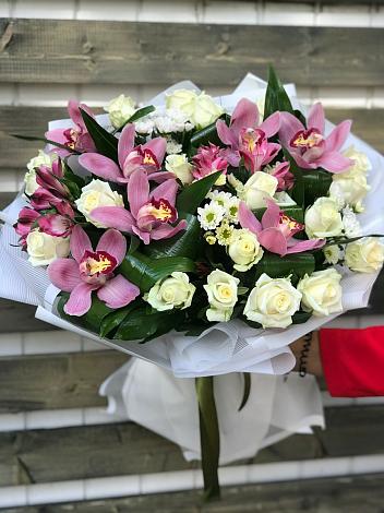 Букет цветов из: Розы и Хризантемы в Красный Профинтерн