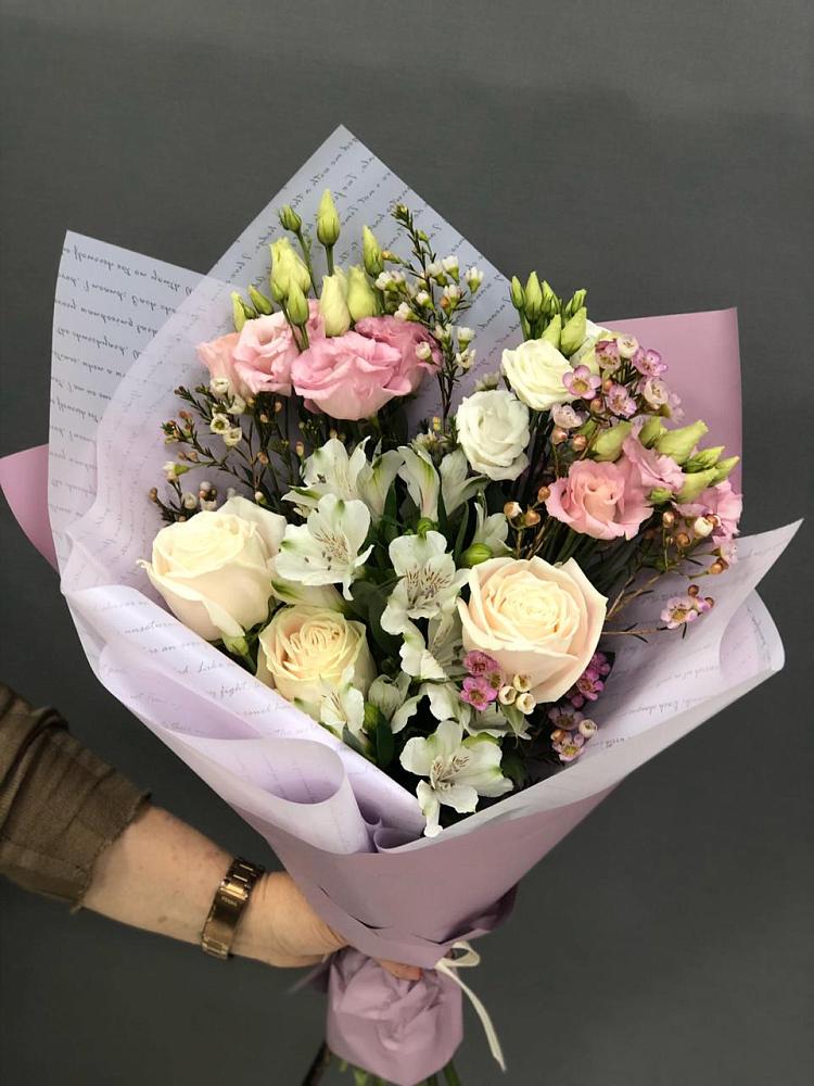 Букет цветов из: Альстромерии, Розы и Лизиантусы в Красный Профинтерн