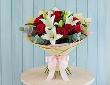 Букет цветов из:  Лилии и Розы в Красный Профинтерн