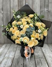 Букет цветов из:  Розы и Лизиантусы в Красный Профинтерн