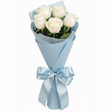 Букет 5 Белых роз Проуд в Красный Профинтерн