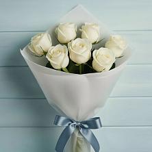 Букет 7 Белых роз Эдлесс Лав в Красный Профинтерн