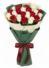 Букет Микс из красных и белых роз в Красный Профинтерн