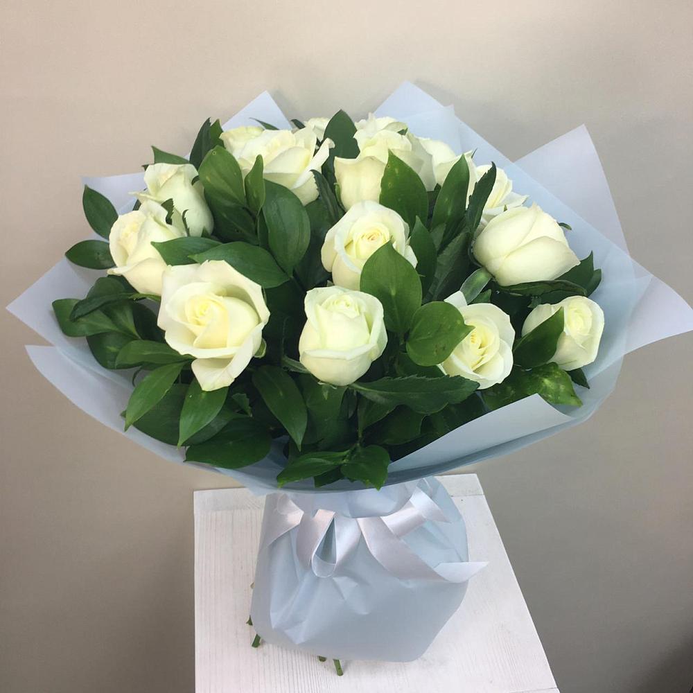 Букет 15 Белых роз Проуд в Красный Профинтерн