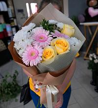 Букет цветов из:  Герберы, Розы и Хризантемы в Красный Профинтерн