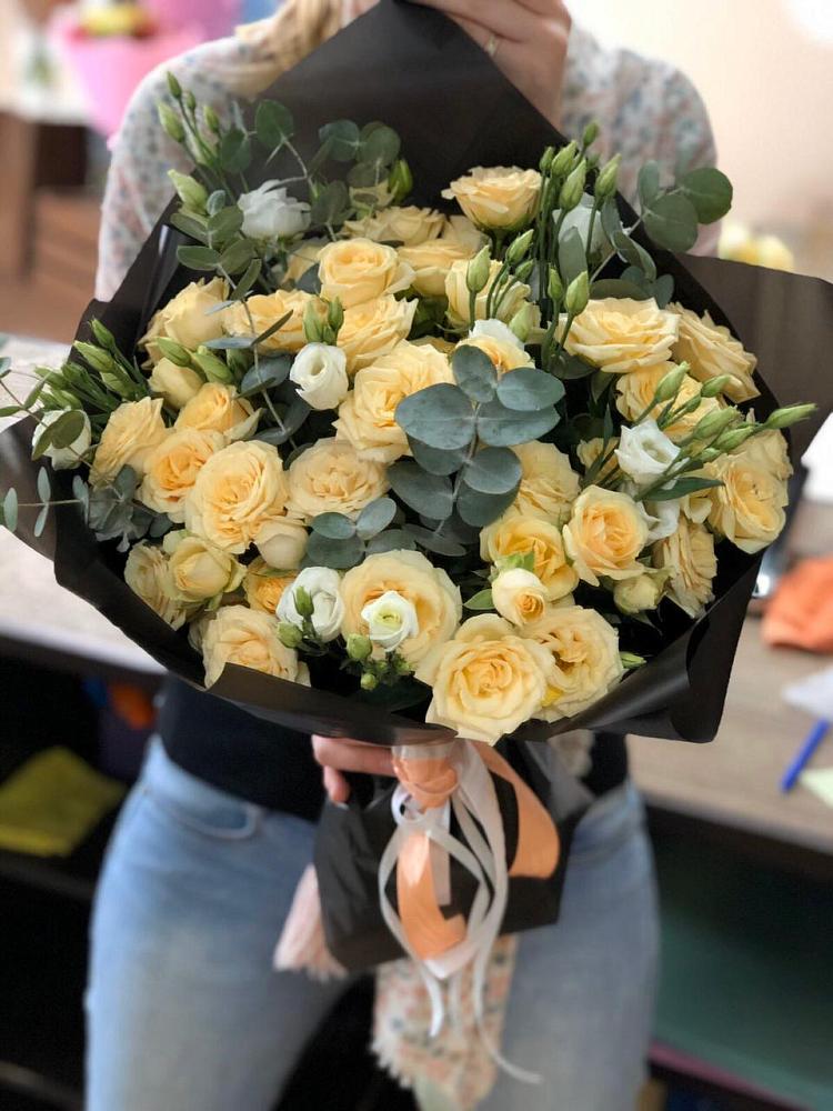 Букет цветов из: Розы и Лизиантусы в Красный Профинтерн