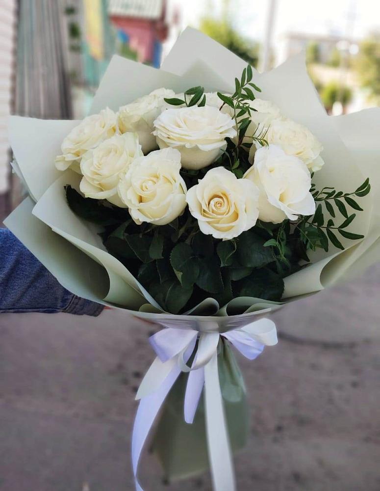 Букет Белые розы Проуд в Красный Профинтерн