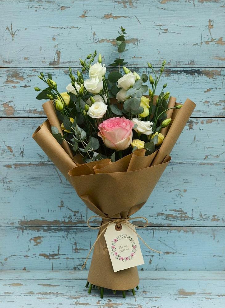 Букет цветов из: Розы и Лизиантусы в Красный Профинтерн