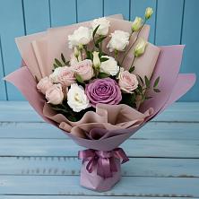 Букет цветов из:  Розы и Лизиантусы в Красный Профинтерн