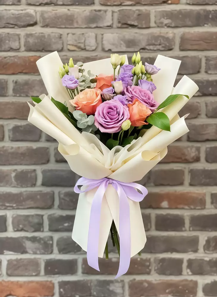 Букет цветов из: Лизиантусы и Розы в Красный Профинтерн