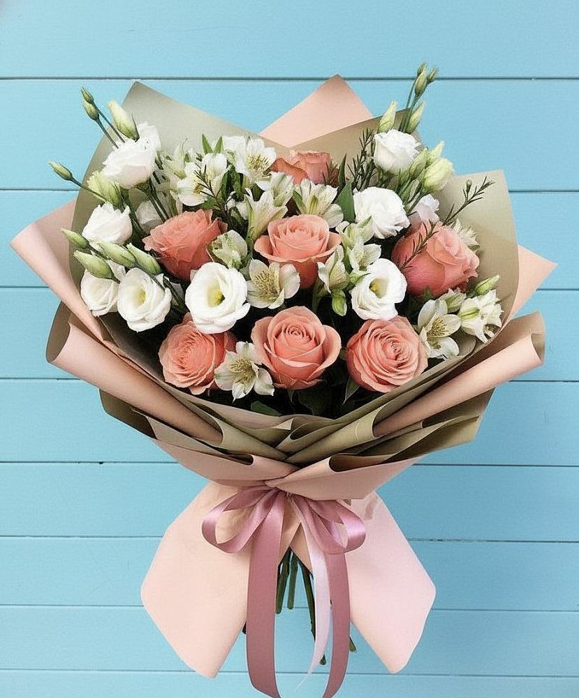 Букет цветов из: Розы, Альстромерии и Лизиантусы в Красный Профинтерн