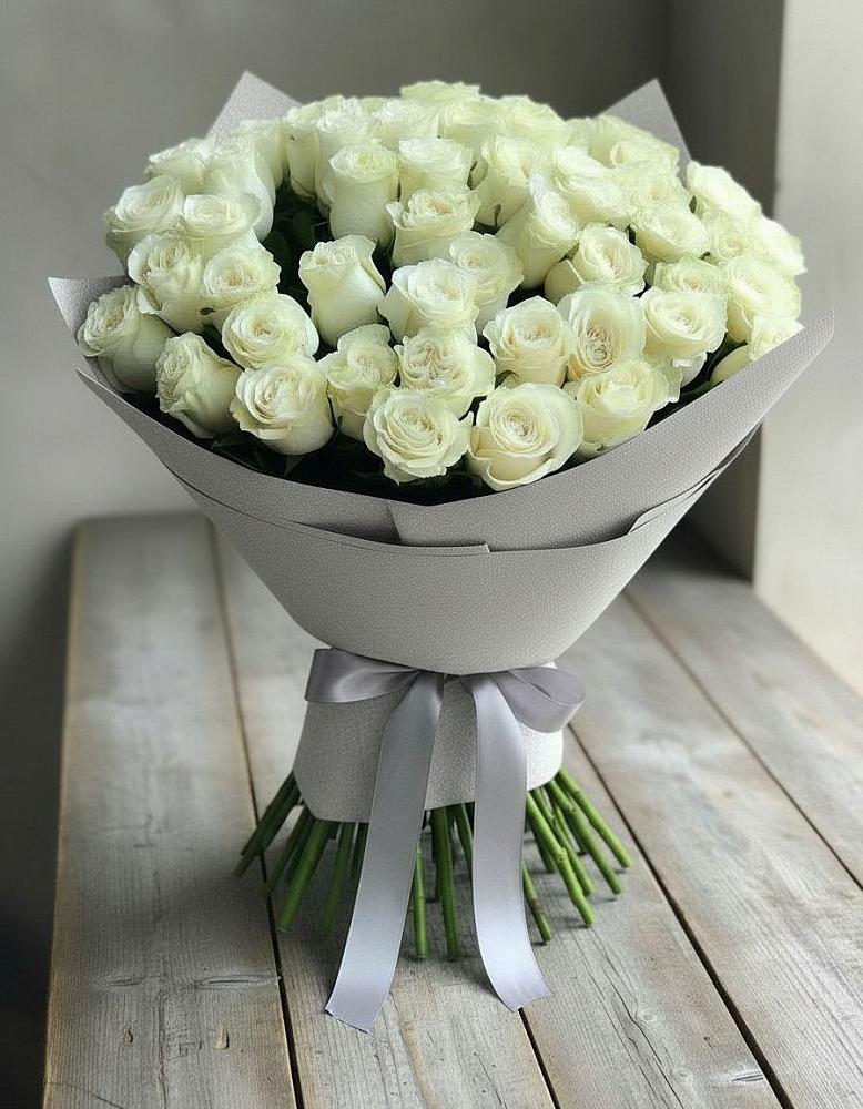 Букет 35 Белых роз в Красный Профинтерн
