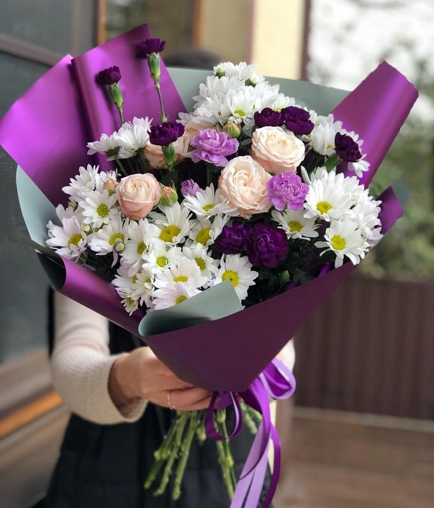 Букет цветов из: Хризантемы, Гвоздики и Розы в Красный Профинтерн