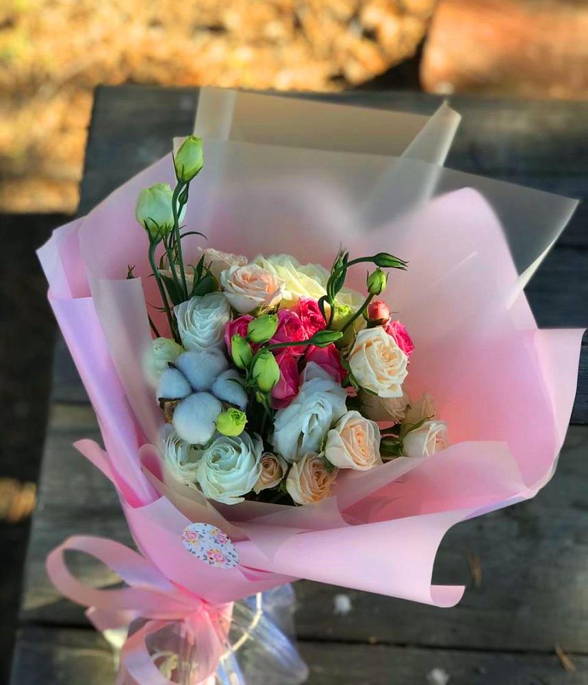 Букет цветов из: Розы и Лизиантусы в Красный Профинтерн