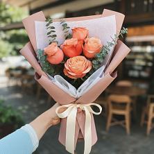 Букет цветов из:  Розы в Красный Профинтерн