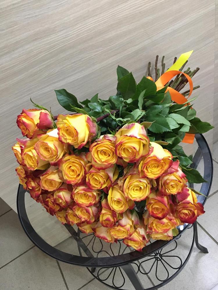 Букет Желтые розы в Красный Профинтерн