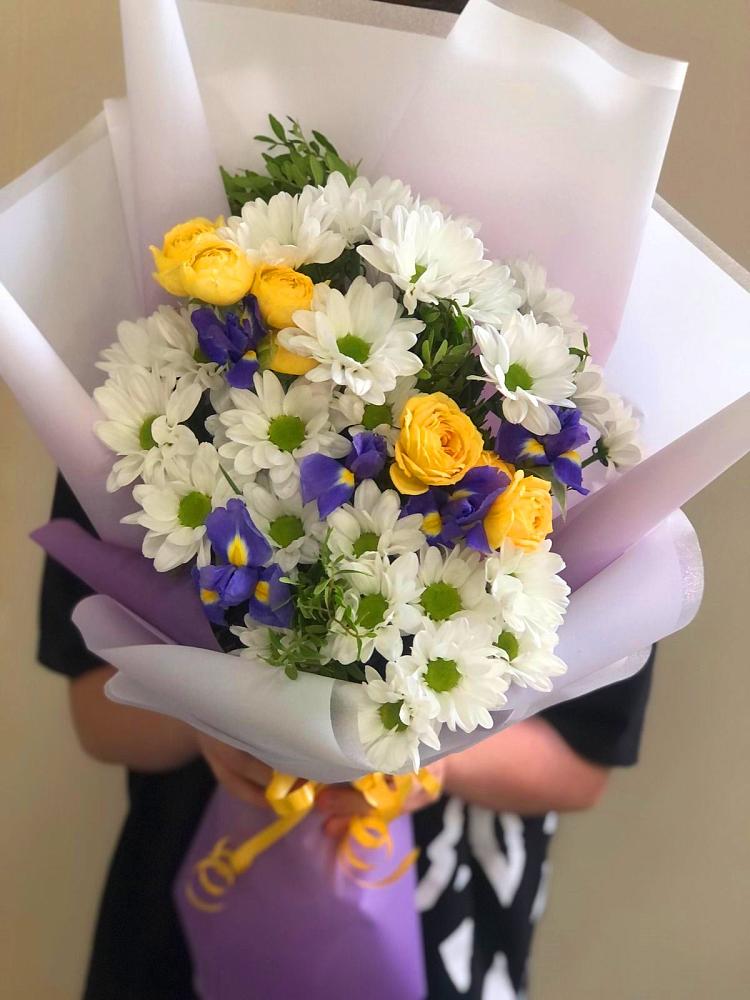 Букет цветов из: Ирисы, Хризантемы и Розы в Красный Профинтерн