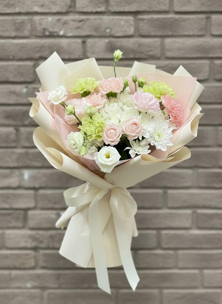 Букет цветов из: Гвоздики, Розы, Лизиантусы и Хризантемы в Красный Профинтерн