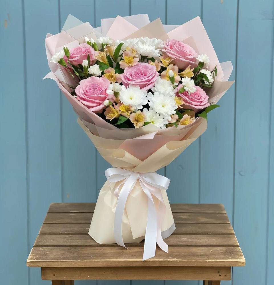 Букет цветов из: Гвоздики, Орхидеи и Розы в Красный Профинтерн