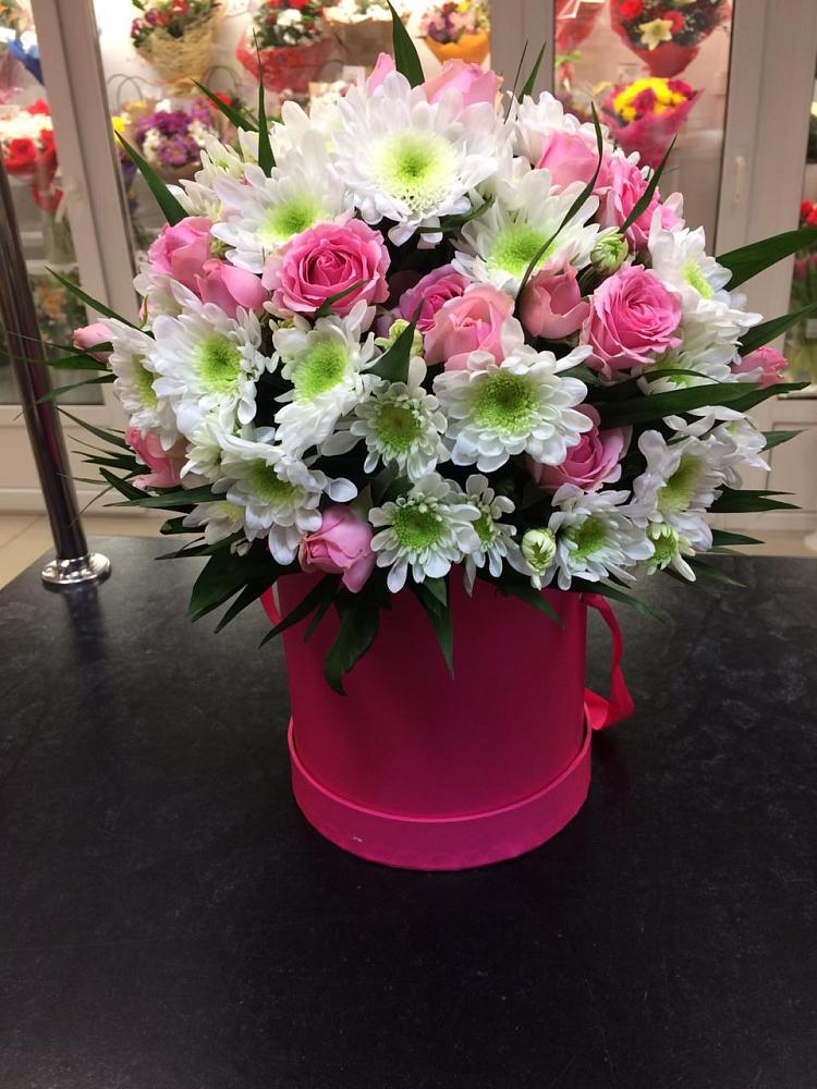 Цветочная композиция из Розы и Хризантемы в шляпной коробке в Красный Профинтерн