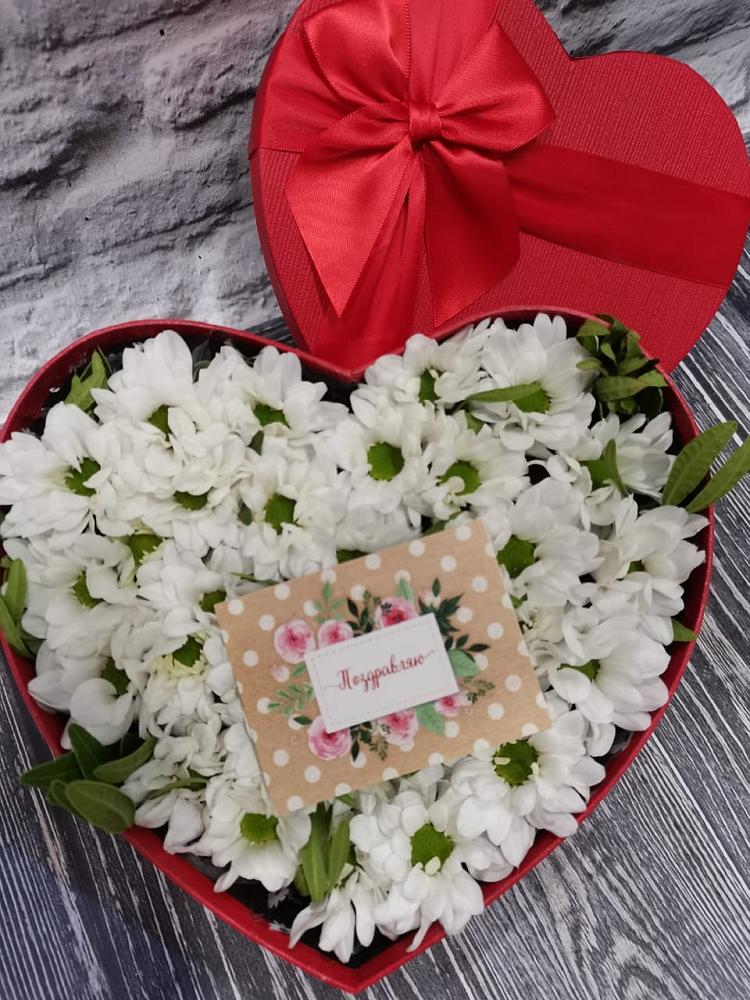 Цветочная композиция из Хризантемы в виде сердца в Красный Профинтерн