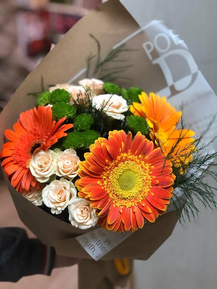 Букет цветов из: Герберы, Хризантемы и Розы в Красный Профинтерн