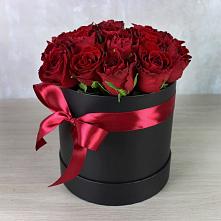 Цветочная композиция из Розы в шляпной коробке в Красный Профинтерн