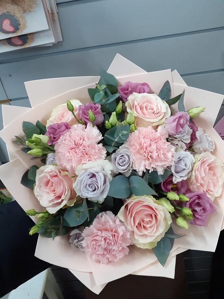 Букет цветов из: Розы, Гвоздики и Лизиантусы в Красный Профинтерн