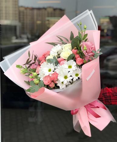 Букет цветов из: Розы, Лизиантусы и Хризантемы в Красный Профинтерн