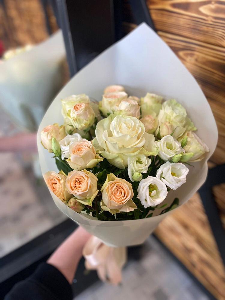 Букет цветов из: Розы и Лизиантусы в Красный Профинтерн