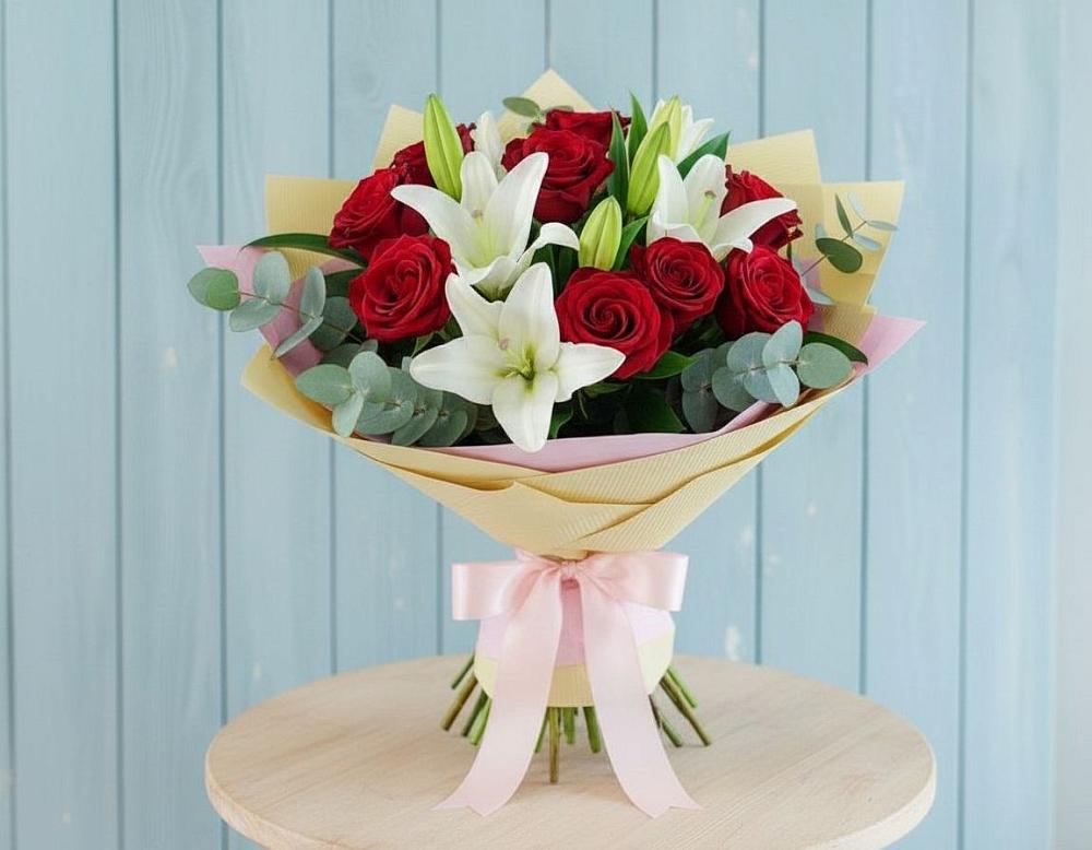 Букет цветов из: Лилии и Розы в Красный Профинтерн
